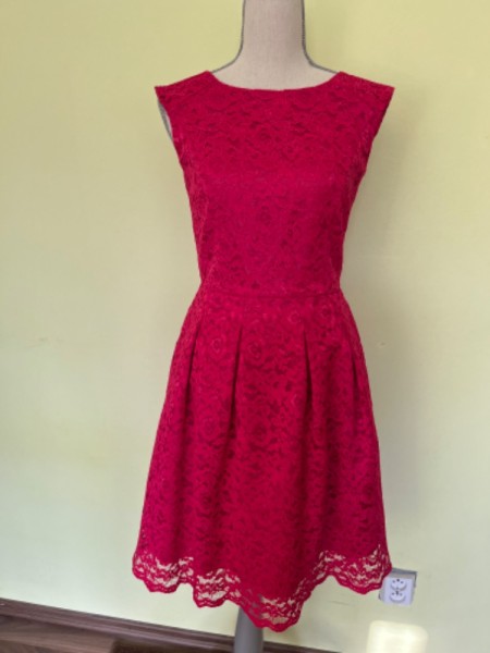 Spolocenske saty vo fuchsiovej farbe